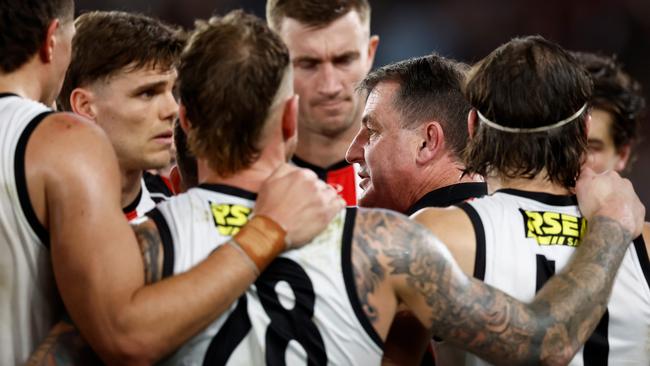 MELBOURNE, AUSTRALIA - AUGUST 25: Ross Lyon, Senior Coach of the Saints addresses his players during the 2024 AFL Round 24 match between the Carlton Blues and the St Kilda Saints at Marvel Stadium on August 25, 2024 in Melbourne, Australia. (Photo by Michael Willson/AFL Photos via Getty Images)