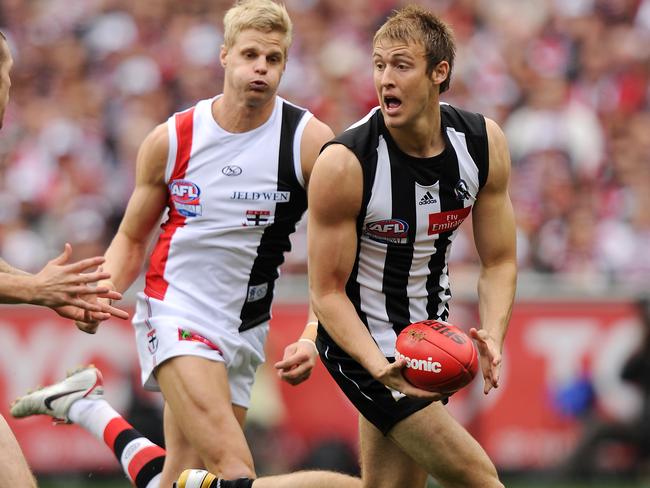 2010 Grand Final. DRAW. DRAWN GAME. Collingwood v St Kilda. MCG. Ben Reid runs away from Nick Riewoldt