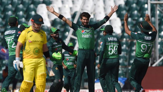 Pakistan's Shaheen Shah Afridi (C) celebrates with teammates after taking the wicket of Australia's captain Aaron Finch. Picture: Arif ALI / AFP