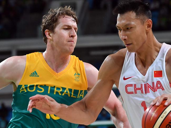 China's forward Yi Jianlian (R) works around Australia's forward Cameron Bairstow during a Men's round Group A basketball match between China and Australia at the Carioca Arena 1 in Rio de Janeiro on August 12, 2016 during the Rio 2016 Olympic Games. / AFP PHOTO / Andrej ISAKOVIC