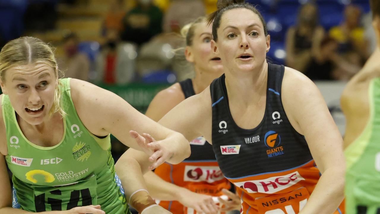Sasha Glasgow of the Fever and Sam Poolman of the Giants battle for position. Photo: Getty Images