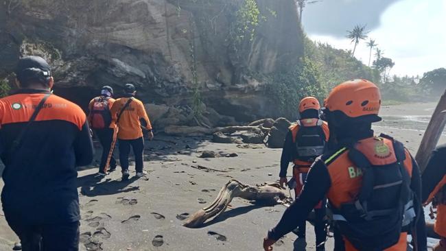 Rescue teams search for Craig Laidley at Balian Beach after the Aussie was swept away by a current. Picture: Denpasar Search and Rescue Agency