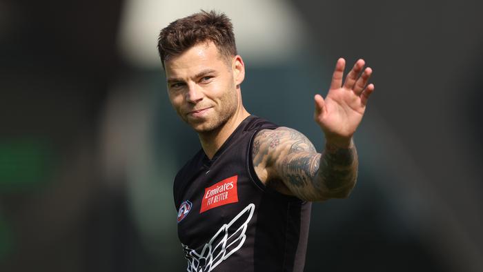 MELBOURNE, AUSTRALIA - SEPTEMBER 28: Jamie Elliott of the Magpies waves to the crowd during a Collingwood Magpies AFL training session at AIA Centre on September 28, 2023 in Melbourne, Australia. (Photo by Robert Cianflone/Getty Images)