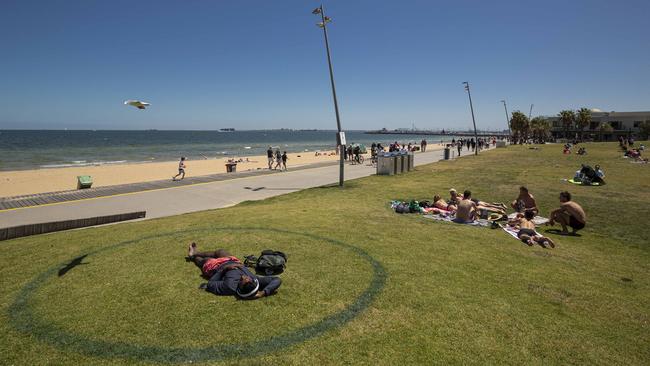 Melburnians enjoy the sun at St Kilda Beach in Melbourne, Victoria. Picture: NCA NewsWire / Daniel Pockett