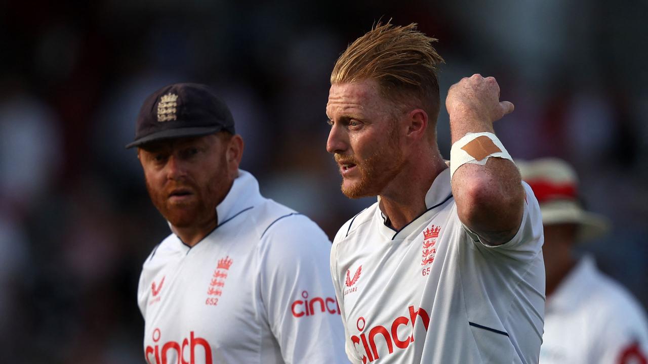 England's captain Ben Stokes (R) leaves the field after the days play on day 2 of the first Test match between England and South Africa at the Lord's cricket ground in London on August 18, 2022. (Photo by Adrian DENNIS / AFP) / RESTRICTED TO EDITORIAL USE. NO ASSOCIATION WITH DIRECT COMPETITOR OF SPONSOR, PARTNER, OR SUPPLIER OF THE ECB