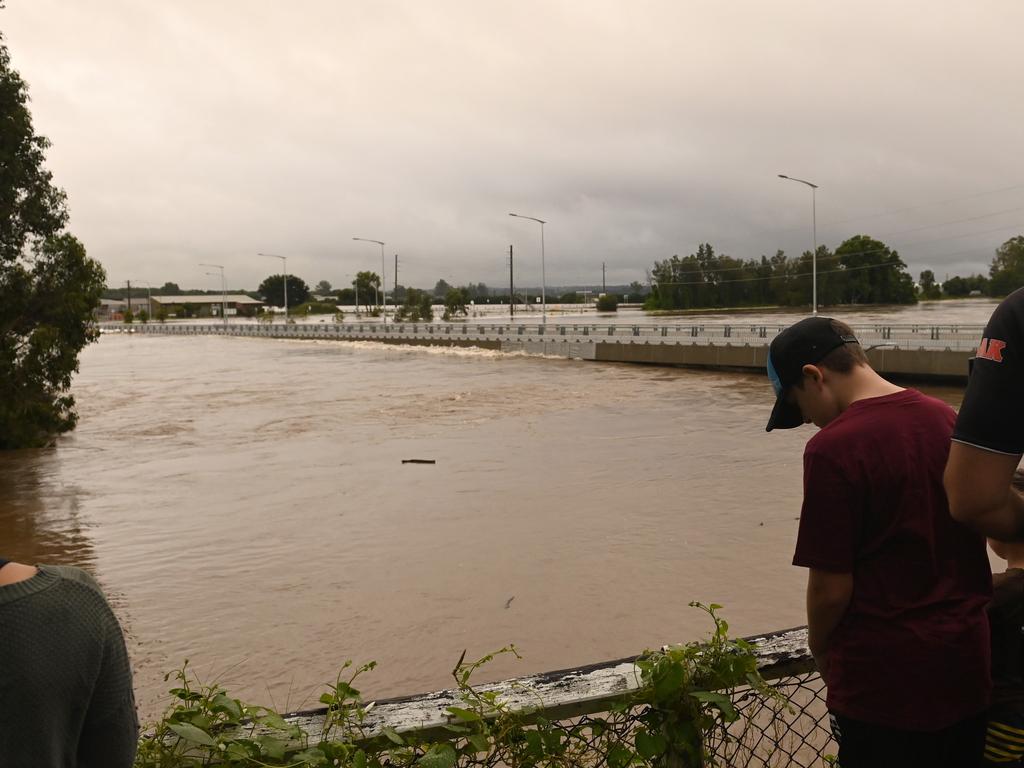 Water rising over the Windsor Bridge. Picture: NCA NewsWire/Jeremy Piper