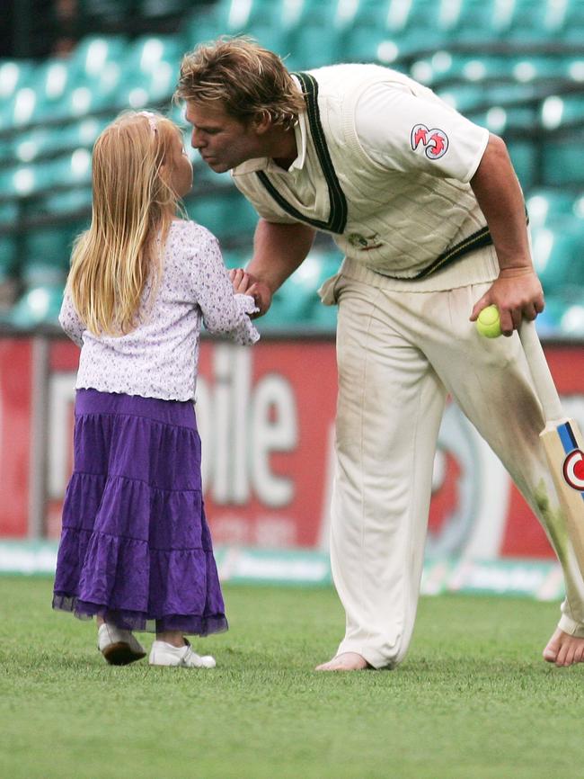 Shane Warne kisses his daughter Summer in 2007. Picture: Getty Images