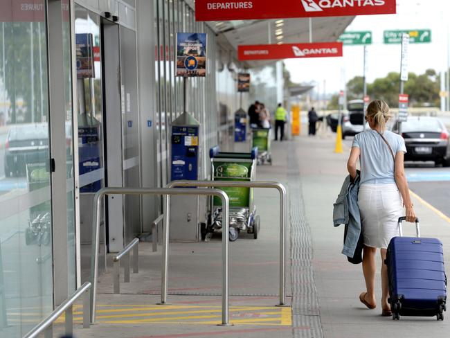 Passengers at Melbourne Airport head for flights before the lockdown. Picture: Andrew Henshaw