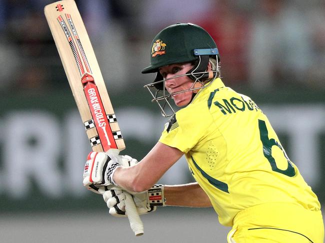 Australiaâs Beth Mooney runs between the wickets during the 2022 Women's Cricket World Cup match between Australia and India in Auckland on March 19, 2022. (Photo by DAVID ROWLAND / AFP)