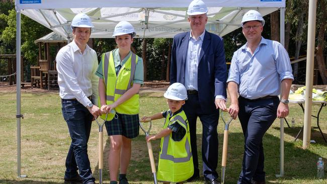 Federal Member for Ryan Julian Simmonds, SALDA CEO Mark Yeowell, two Glenleighden School prep students, SALDA chair Peter Seldon.