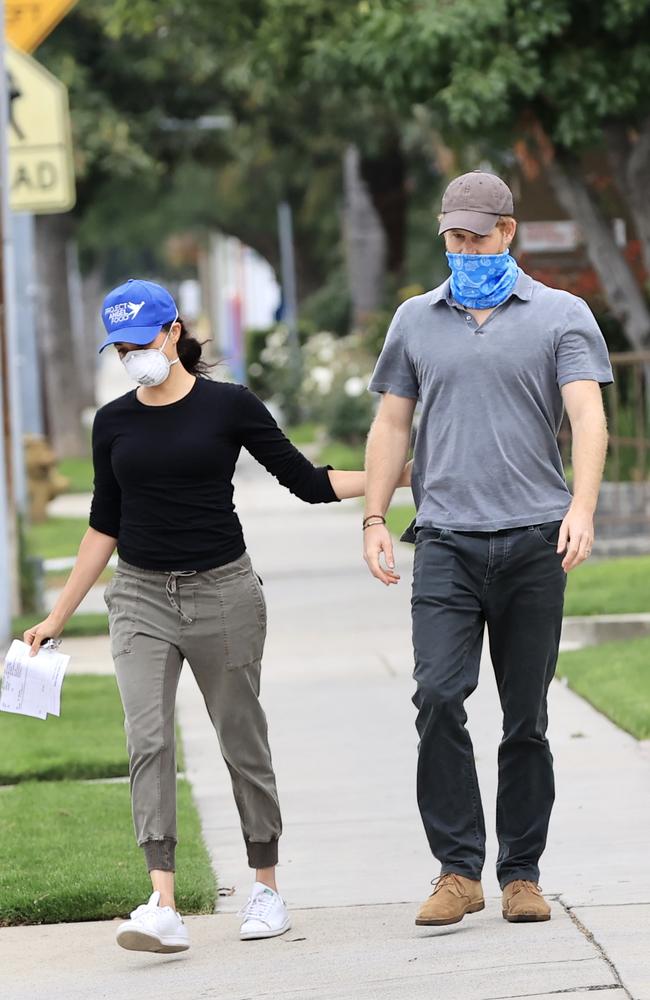 They were delivering free meals to local residents as part of a charity initiative. Picture: P&amp;P/Rachpoot/MEGA