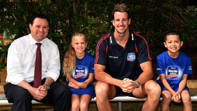 Stuart Ayres, Amie-Janette Golding 10-years, James Magnussen and Kaylan Keefe-Raveloson 9-years. Samuel Terry Primary. Weet-Bix Kids TRY Hero and Australian swimming sensation James Magnussen will join NSW Minister for Sport, Stuart Ayres and over 400 school kids to announce that Penrith will host the Sanitarium Weet-Bix Kids TRYathlon.