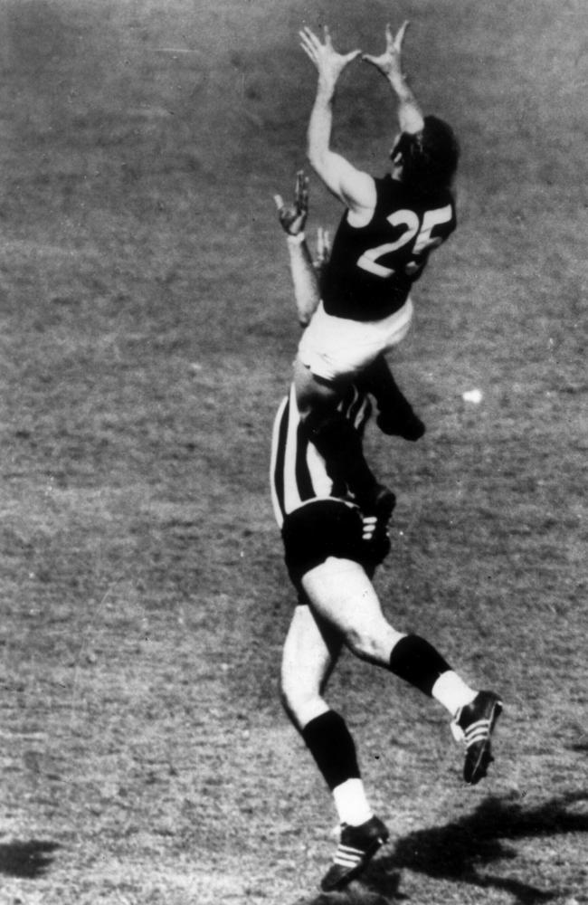 Alex Jesaulenko’s famous mark over Graham Jenkins in the 1970 Grand Final.