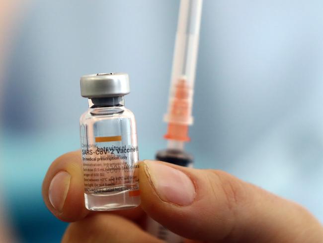 A health worker shows a dose of CoronaVac vaccine during a coronavirus (COVID-19) vaccination campaign in Ankara, Turkey on January 27, 2021. - Turkey began the campaign with the CoronaVac jab produced by China's Sinovac in mid-January. (Photo by Adem ALTAN / AFP)