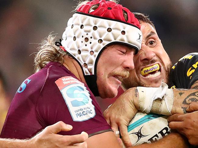 MELBOURNE, AUSTRALIA - APRIL 23: Fraser McReight of the Reds (L) and TJ Perenara of the Hurricanes compete for the ball during the round 10 Super Rugby Pacific match between the Hurricanes and the Queensland Reds at AAMI Park on April 23, 2022 in Melbourne, Australia. (Photo by Kelly Defina/Getty Images)