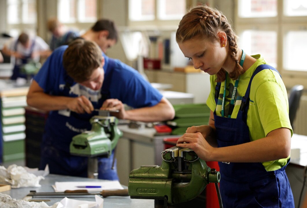 Labor to train 'tens of thousands' of workers as part of skills guarantee