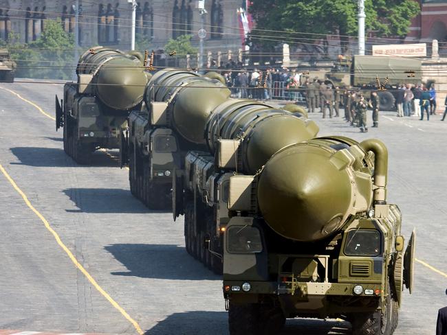 How many nuclear weapons does Russia have?