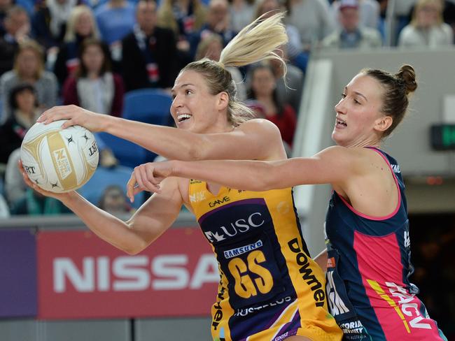 Lightning's Caitlin Bassett out muscles Vixen's Emily Mannix during the Major Semi-Final Super Netball match between the Melbourne Vixens and the Sunshine Coast Lightning at the Margaret Court Arena in Melbourne, Saturday, June 3, 2017. (AAP Image/Mal Fairclough) NO ARCHIVING, EDITORIAL USE ONLY
