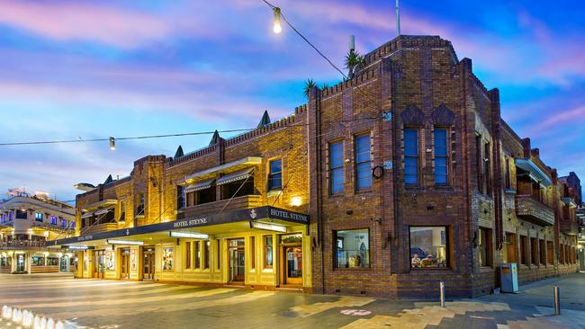Hotel Steyne is an iconic pub.