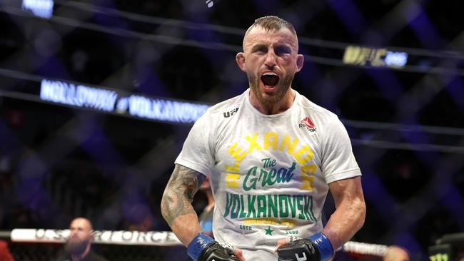 LAS VEGAS, NEVADA - DECEMBER 14: Alexander Volkanovski yells after five rounds against UFC featherweight champion Max Holloway in their title fight during UFC 245 at T-Mobile Arena on December 14, 2019 in Las Vegas, Nevada. Volkanovski took the title by unanimous decision.   Steve Marcus/Getty Images/AFP == FOR NEWSPAPERS, INTERNET, TELCOS & TELEVISION USE ONLY ==