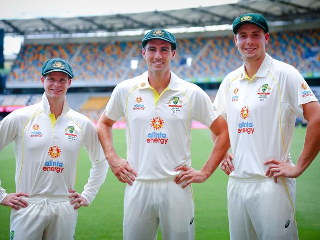 Australia's new captain Patrick Cummins (C) and teammates Steve Smith (L) and Cameron Green (R) pose during a press conference at the Gabba in Brisbane on December 5, 2021, ahead of the opening Ashes Test cricket match against Australia. (Photo by Patrick HAMILTON / AFP) / -- IMAGE RESTRICTED TO EDITORIAL USE - STRICTLY NO COMMERCIAL USE --