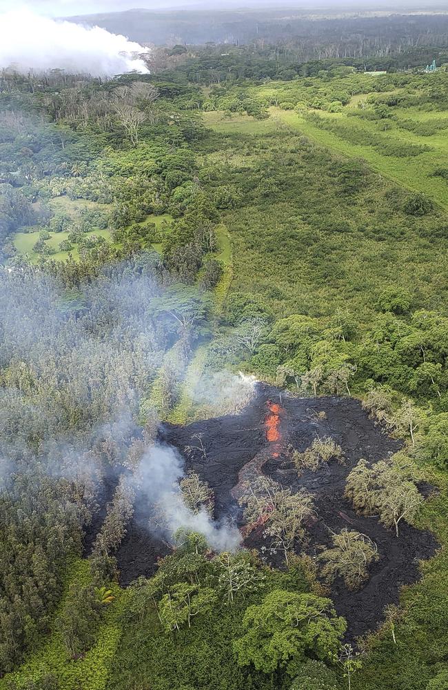 Hawaii’s Kilauea volcano: New fissure spews lava bombs, more ...