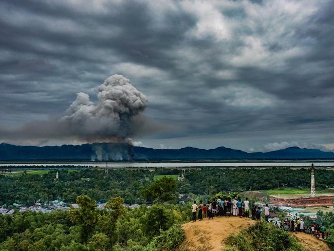 A large group of young Rohingya watch houses burn just beyond the border at leda makeshift shelter in cox’s bazar, Bangladesh on september 09, 2017. More than 800,000 Rohingya have taken shelter in Bangladesh, many of whom had their houses burned and family members killed in myanmar amid a military crackdown on the muslim minority. Picture: Masfiqur Akhtar Sohan/Nur Photo/World Press Photo