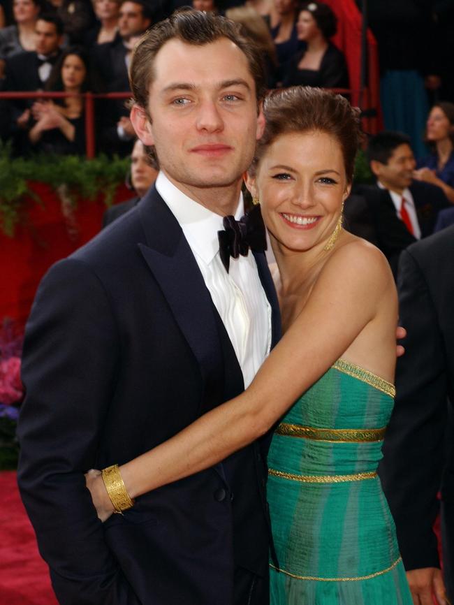 Jude Law and Sienna Miller at the Oscars in 2004. Picture: Getty