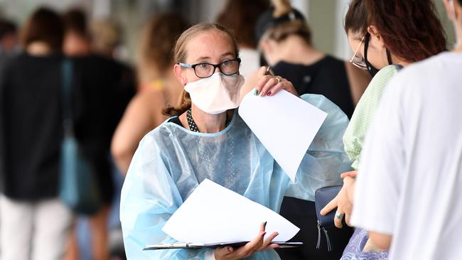 BRISBANE, AUSTRALIA - NewsWire Photos - DECEMBER 23, 2021. , , People line up for a Covid test outside a clinic near the Mater Hospital. Cases in Queensland are still on the rise following the state reaching a first dose vaccination rate of 90 percent yesterday., , Picture: NCA NewsWire / Dan Peled