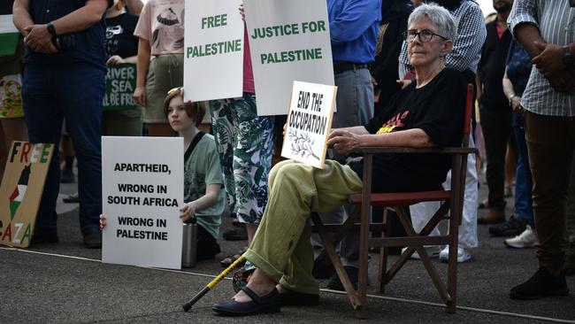 Hundreds of Territorians attended a protest outside of NT parliament on Friday October 27 calling for a ceasefire in the Gaza conflict.