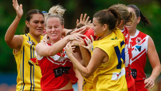 It was all hands on deck in the Waratah-Wanderers women’s clash at Gardens Oval. Picture GLENN CAMPBELL