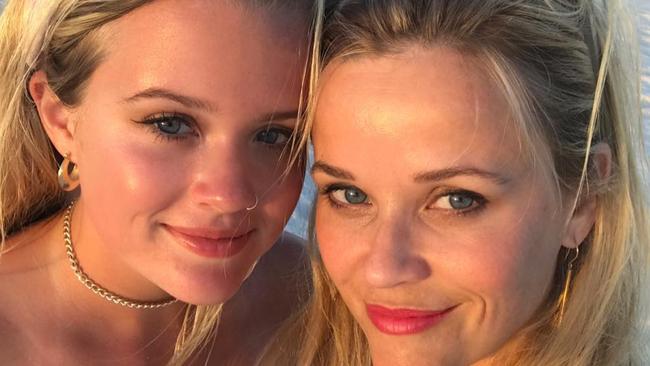 Reese Witherspoons Daughter Ava Phillippe Introduced To Society At Le Bal Des Debutantes In 
