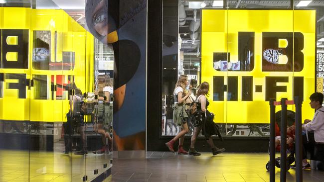 MELBOURNE, AUSTRALIA - NewsWire Photos MARCH 7 2021: Crowds of people shopping in MelbourneÃ•s CBD on Sunday afternoon as record trade surplus and retail sales surges add to Australia's post COVID recovery.Picture: NCA NewsWire / David Geraghty