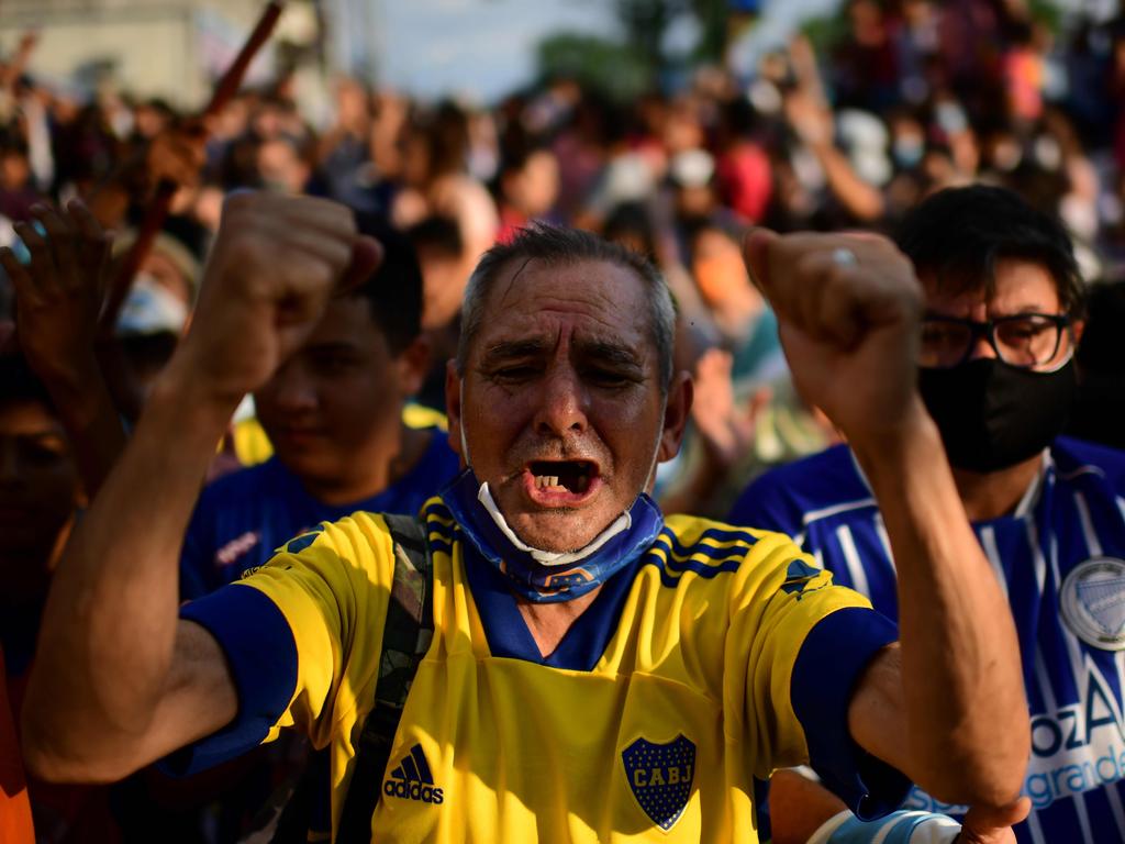 Fans gather outside the morgue where the late Argentine football star Diego Maradona's body will undergo an autopsy ‘to establish the cause of death’. Picture: AFP