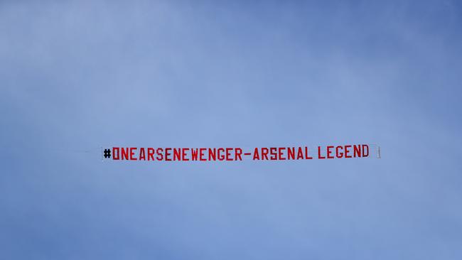 An airplane flies over the stadium with a message to Arsene Wenger                        <a class="capi-image" capiId="71e4e5bba23e76aaa20921f8f43e2550"></a>