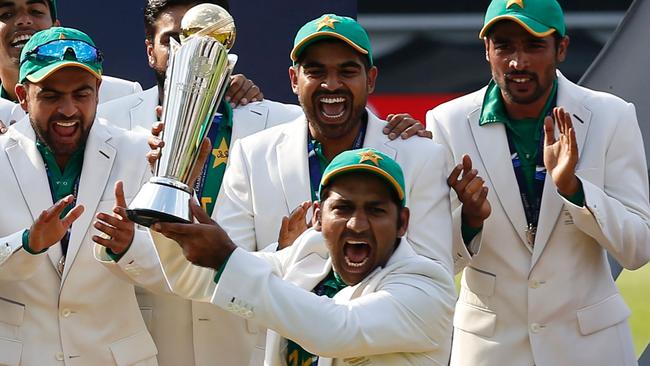 Sarfraz Ahmed lifts the Champions Trophy.
