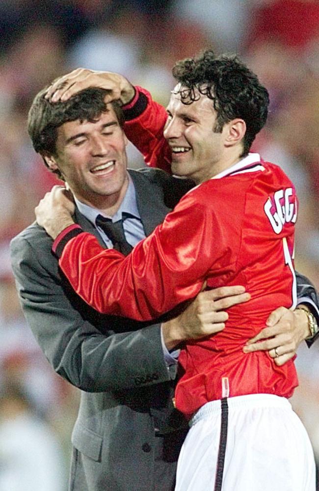 Roy Keane (L) embraces Giggs after Man United won the 1999 Champions League final.