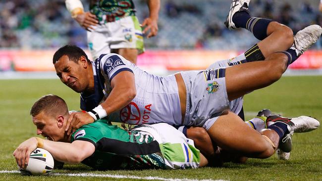 Jack Wighton scores a try for the Raiders.