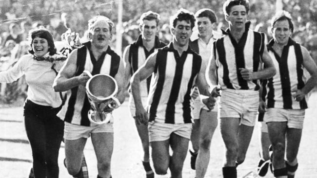 Question 5: St Kilda’s victory lap — wearing Collingwood jumpers — led by captain Darrel Baldock (who had swapped jumpers with Des Tuddenham).