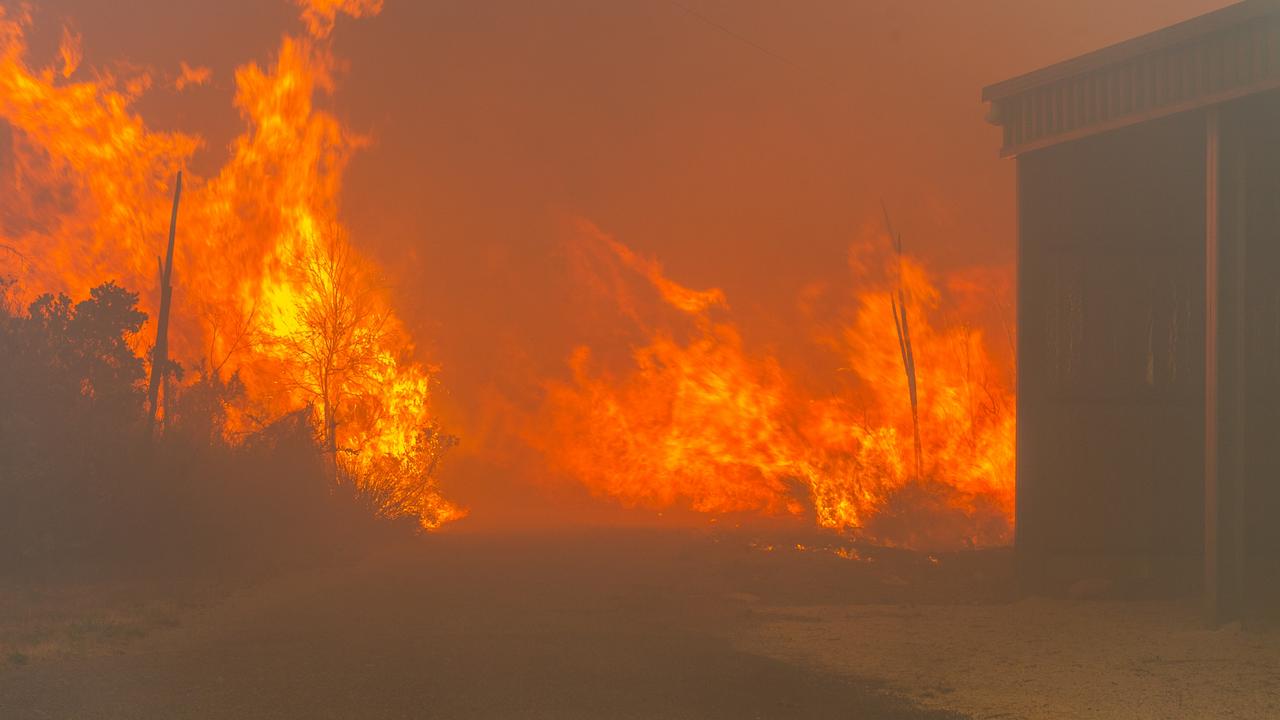 The Port Lincoln fire comes close to properties . Picture: Sharpshooting Photography