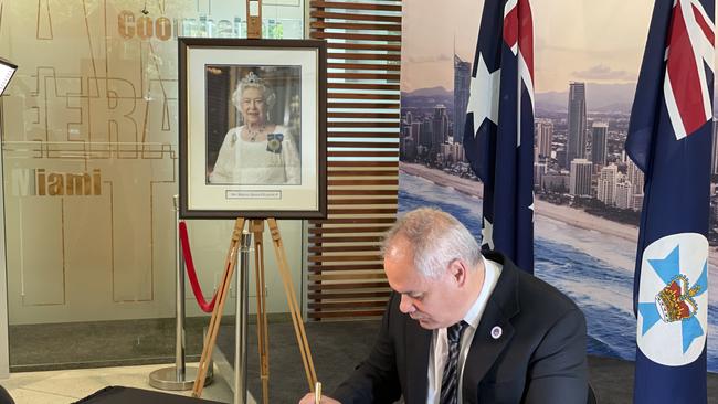 Gold Coast Mayor Tom Tate signs the City Condolence Book to reflect on the passing of Her Majesty, Queen Elizabeth II.