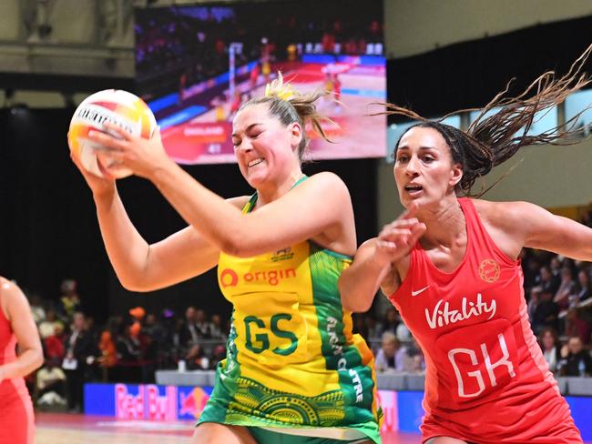 Australia's Sophie Garbin (C) evades England's Geva Mentor (R) during the final of the Netball World Cup, in Cape Town on 06 August 2023. (Photo by RODGER BOSCH / AFP)