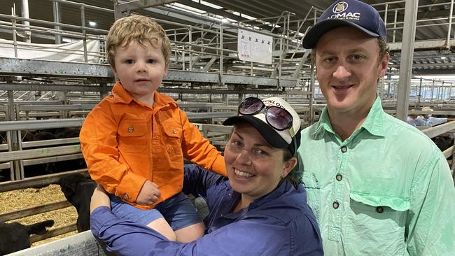 Vendors Nat and Mark Larkin and their son Cameron, 2, from Kergunyah, sold Angus steers at Wodonga on January 5 and said they are “enjoying the market while it lasts”. Picture: Fiona Myers