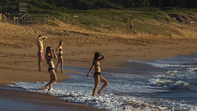 People are seen at Avalon Beach on December 18, 2020 in Sydney, Australia. A cluster of COVID-19 cases on the northern beaches of Sydney has grown to 17, prompting NSW health officials to urge residents of affected suburbs to stay home. Picture: Jenny Evans/Getty Images