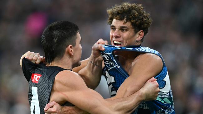 Charlie Curnow has a tussle with Brayden Maynard. (Photo by Quinn Rooney/Getty Images)