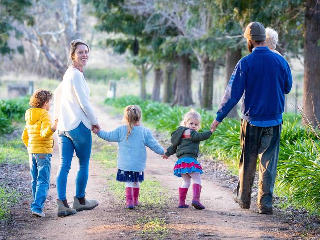 Virginia Tapscott and her family Tully 8-months, Oscar 6-years, Elke 4-years, Eva 2-years and husband Rhys. 📸: Simon Dallinger