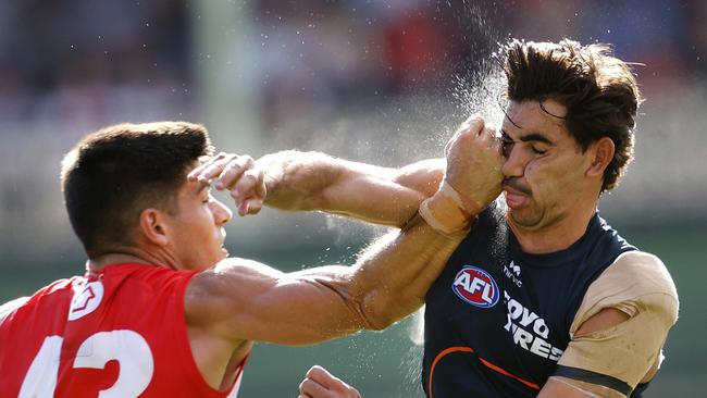 Giants Toby Bedford is collected by Sydney's Lewis Melican during the AFL Round 8 Sydney Derby XXX between the Sydney Swans and GWS Giants at the SCG on May 4, 2025. Photo by Phil Hillyard (Image Supplied for Editorial Use only - NO ON SALES - copyright Phil Hillyard )