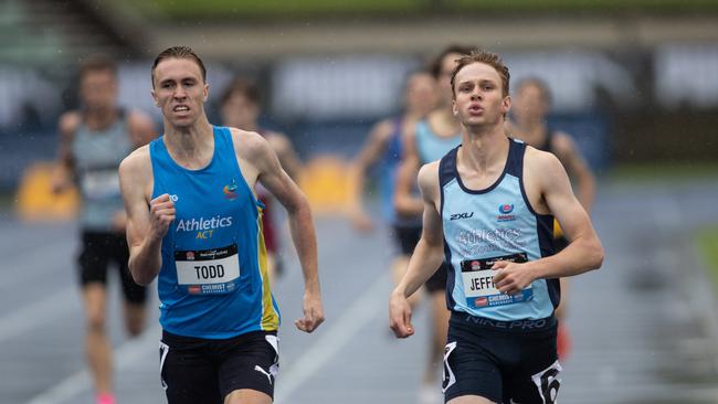 Men's U20 800m Final NSW athlete Charlie Jeffreson from Hunters Hill takes gold as a desperate lunge for the line sees NSW athlete Hayden Todd fall as he takes bronze. Picture: Julian Andrews