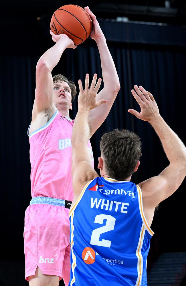 Sean Bairstow jacks up a shot for the Breakers. Picture: Getty Images