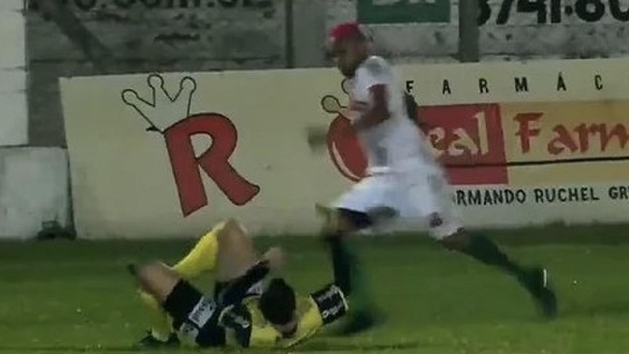 The moment William Ribeiro violently kicked official Rodrigo Crivellaro.